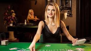 Layar menampilkan pertandingan sepak bola dan bulu tangkis dengan informasi odds taruhan di ricis88
